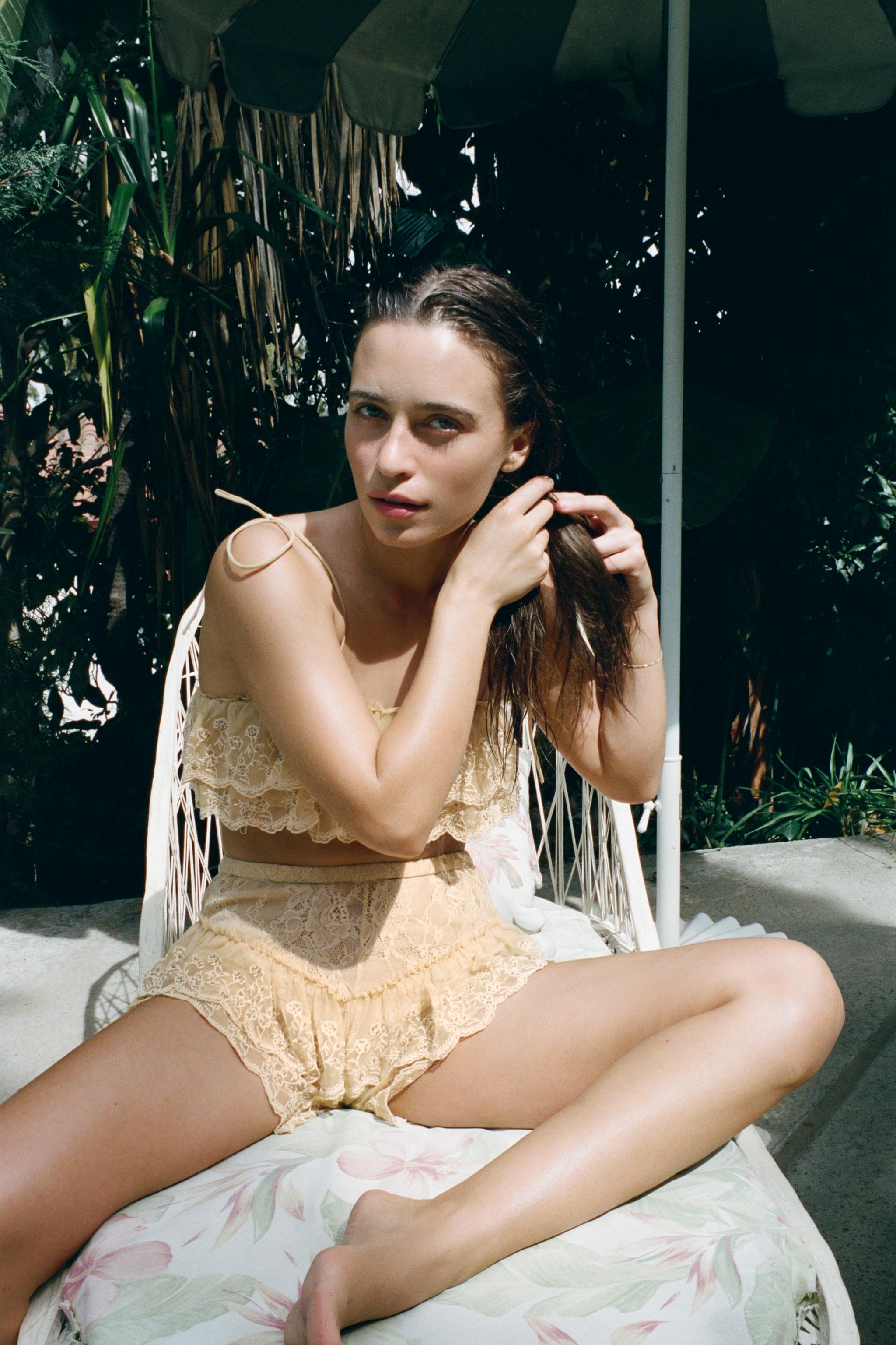 EMBROIDERED RUFFLE SHORTS
